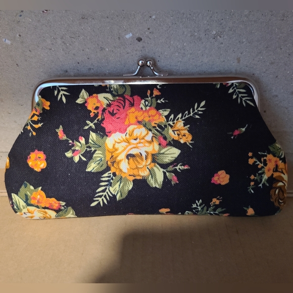 NWT FLORAL LARGE COIN PURSE 7 x 4. - Picture 2 of 4